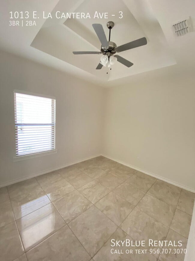 Building Photo - 1013 E la Cantera Ave