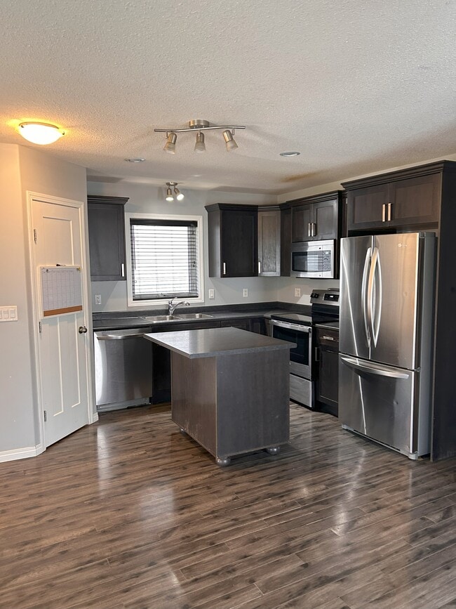 Building Photo - 655 Hampton Cir