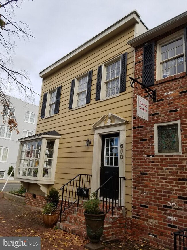 Foto del edificio - 600 S Washington St