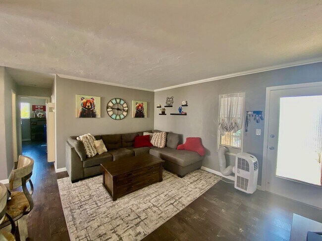 Foto del edificio - 2 bedroom Upgraded Condo with shared garage parking!