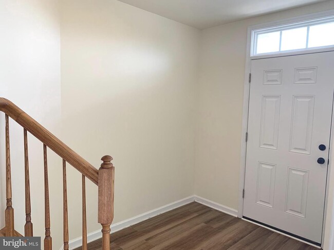 Building Photo - Open concept floor plan awaits you in this...