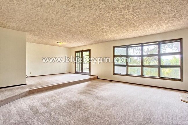Building Photo - 2 Acres, 2 Decks, 2 Kitchens, Large 3 Bed,...