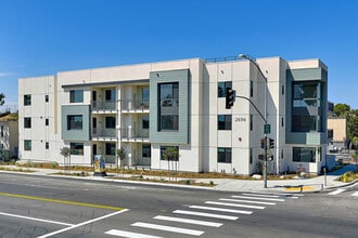 Building Photo - Dezi