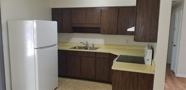 Building Photo - 414 N Fowler Dr
