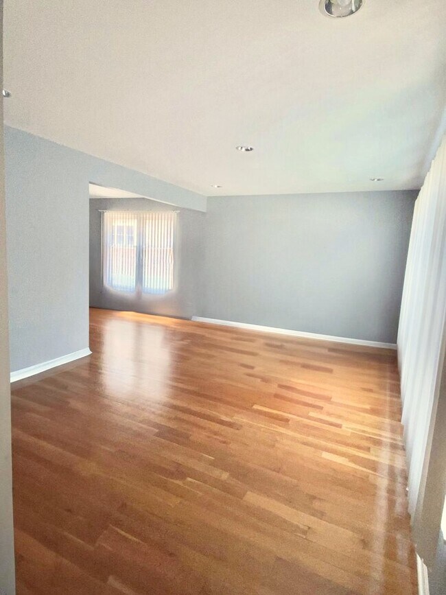 Foto del edificio - 2725 N Oak Park Ave