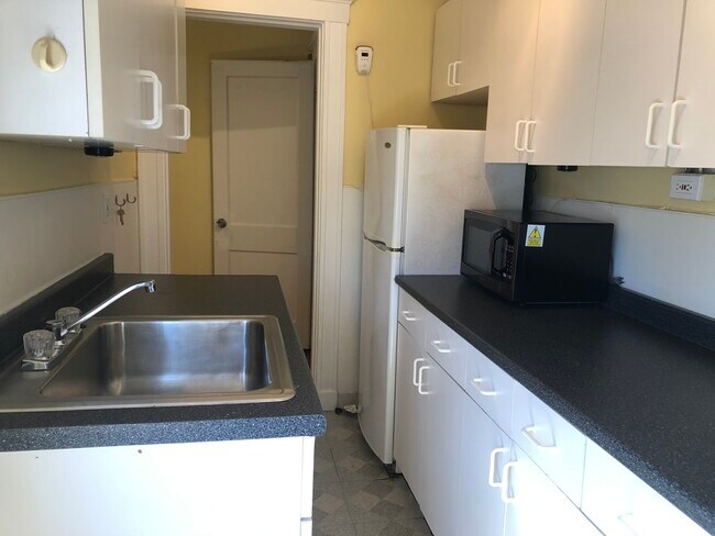 Kitchen - 125 Park Dr