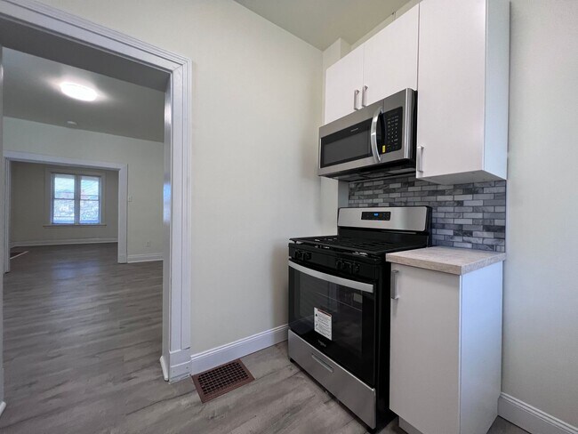 Building Photo - Updated 2BR 1 Bath townhouse with yard!