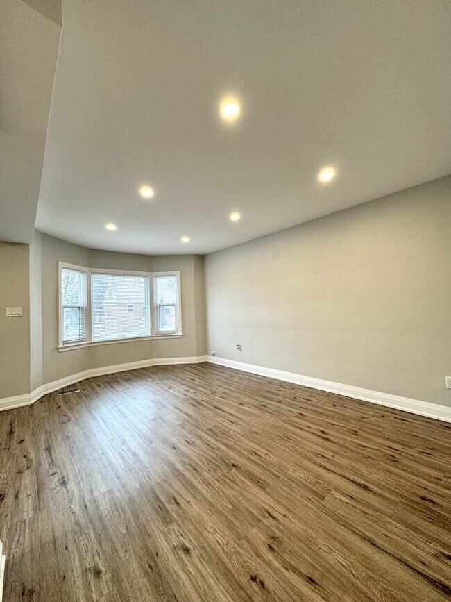 Building Photo - Unit 1-233 East 14th Street Hamilton Ontario L9A 4B7
