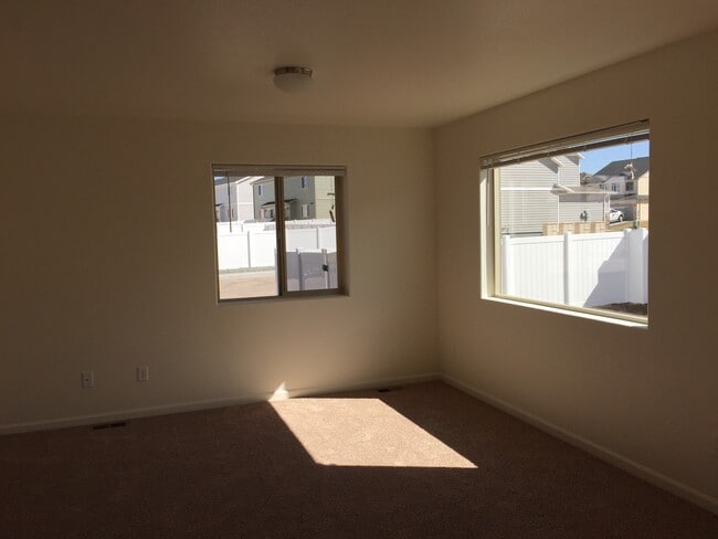 Building Photo - 4 BEDROOM, 3.5 BATHROOM SADDLE RIDGE TOWNH...