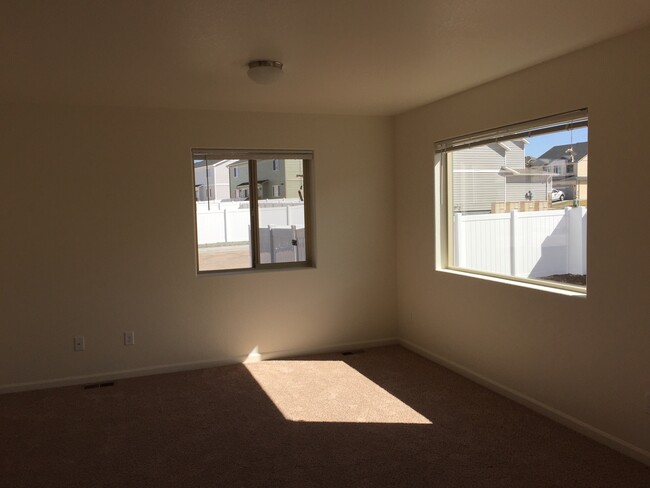 Building Photo - 4 BEDROOM, 3.5 BATHROOM, SADDLE RIDGE TWIN...