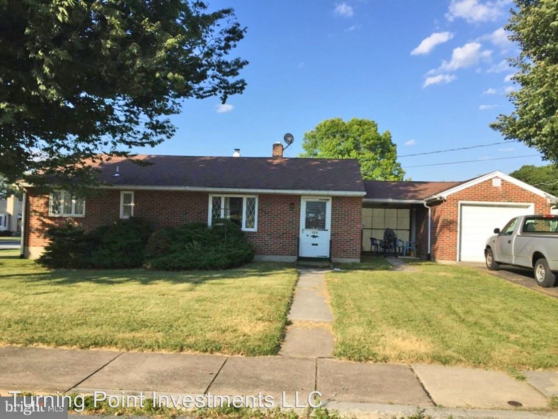 Primary Photo - 329 N Chestnut St