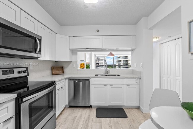 Building Photo - 5757 Collins Ave