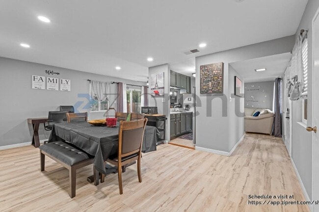 Foto del edificio - 325 Falcon Dr