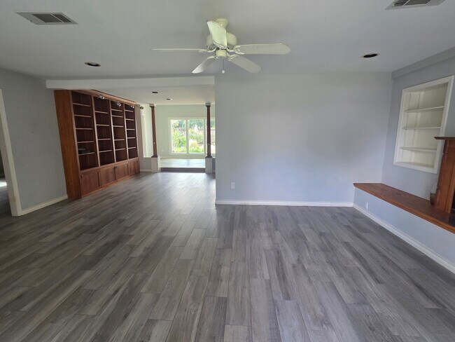 Entrada acogedora donde se puede ubicar una sala de estar junto a la chimenea. - 4531 Palmetto St
