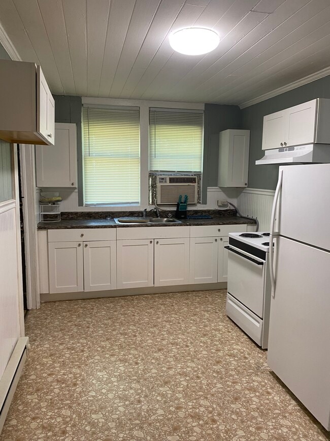 Kitchen - 1018 Grace Ave
