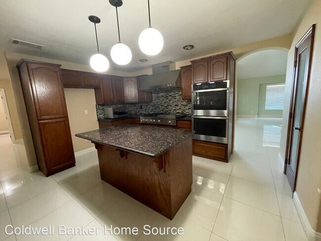 Foto del edificio - 4 br, 4 bath House - 13575 Jenny St.