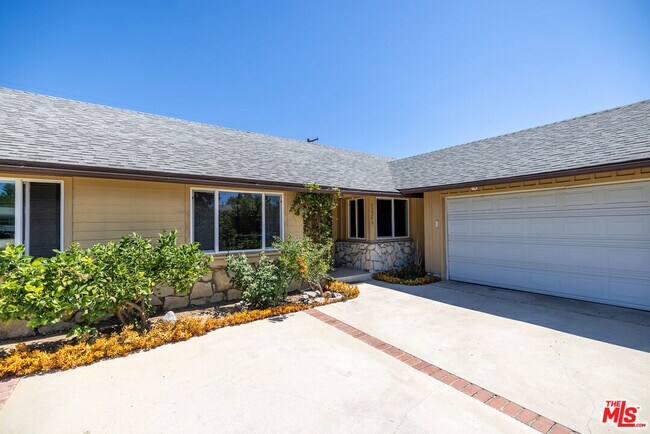 Foto del edificio - 22259 HART St