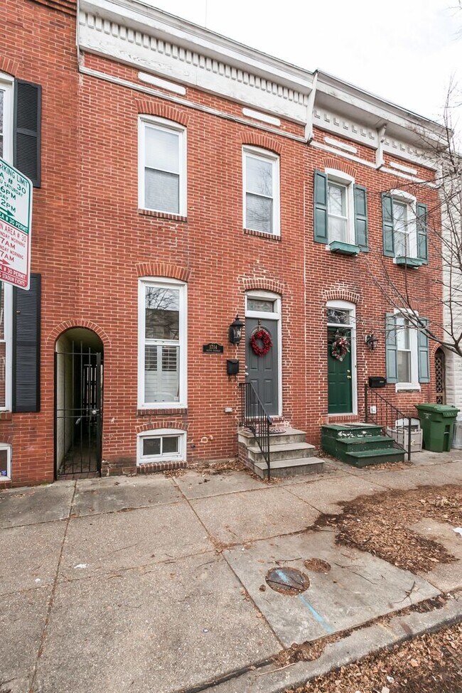 Building Photo - Amazing 3 bed 2 bath with a roof top deck ...