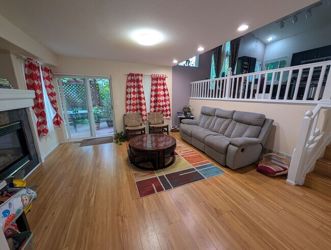 Foto del edificio - Charming Home with Expansive Yard in Prime...