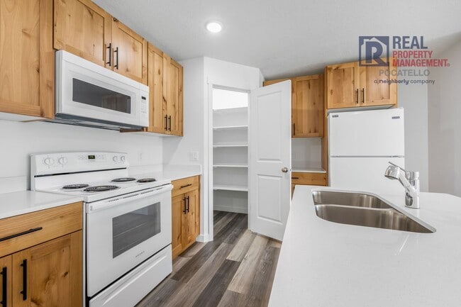 Building Photo - 5777 S 5th Ave