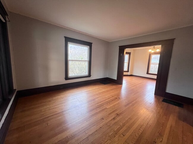 Building Photo - Large Three Bedroom Home - Walking Distanc...