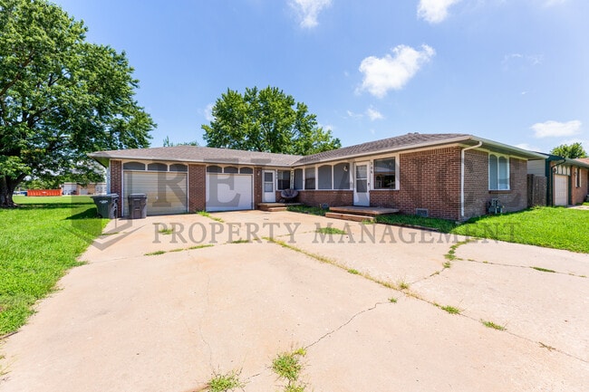 Building Photo - 306 S Twin Pines Ave