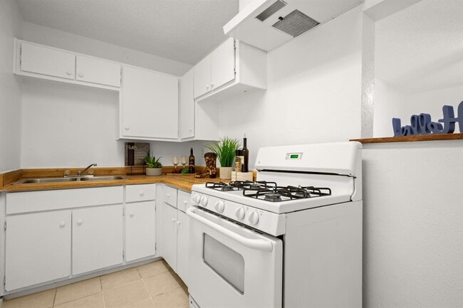 Building Photo - 300 Provines Dr
