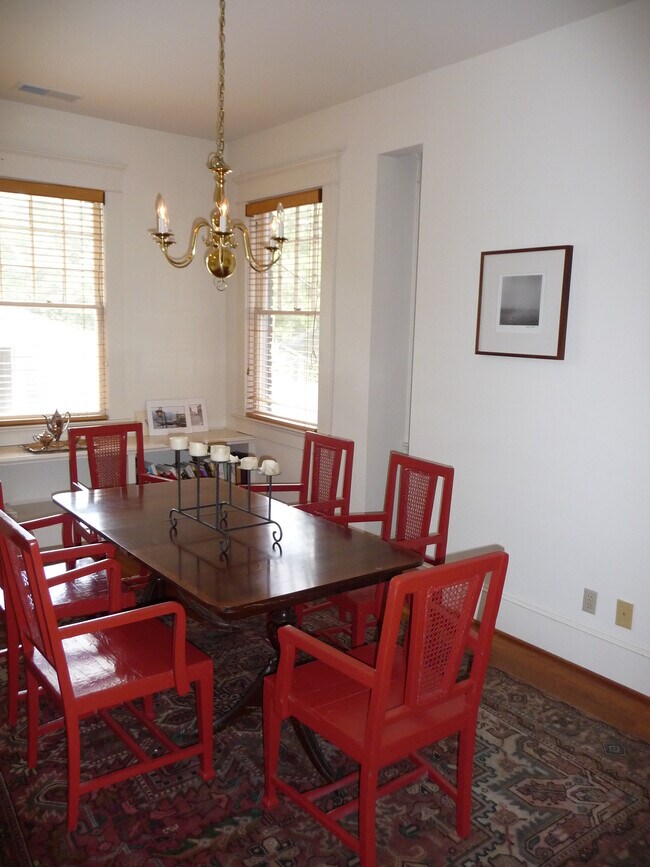 Comedor - 18 Avery Dr NE