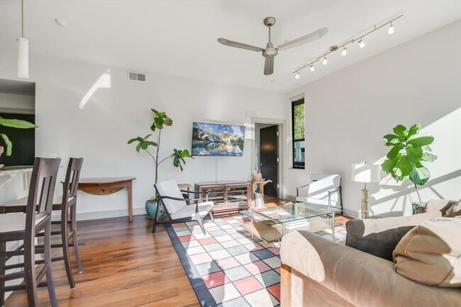 Foto del edificio - 1320 Robert Browning St