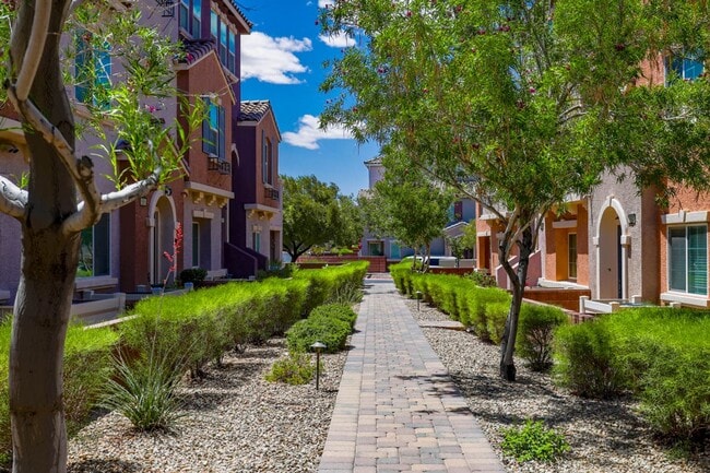 Building Photo - Beautiful 3 Bedroom Townhome With Stunning...
