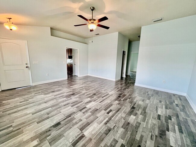 Building Photo - Charming House with 3 bedroom and 2 bathro...