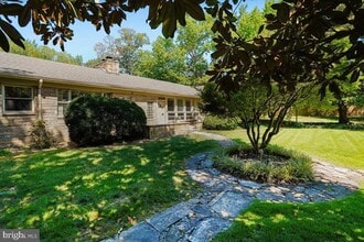 Building Photo - 8106 W Boulevard Dr