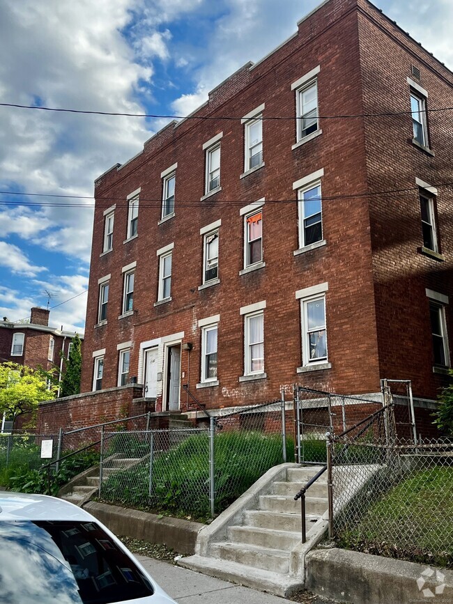 Building Photo - 143 Putnam St