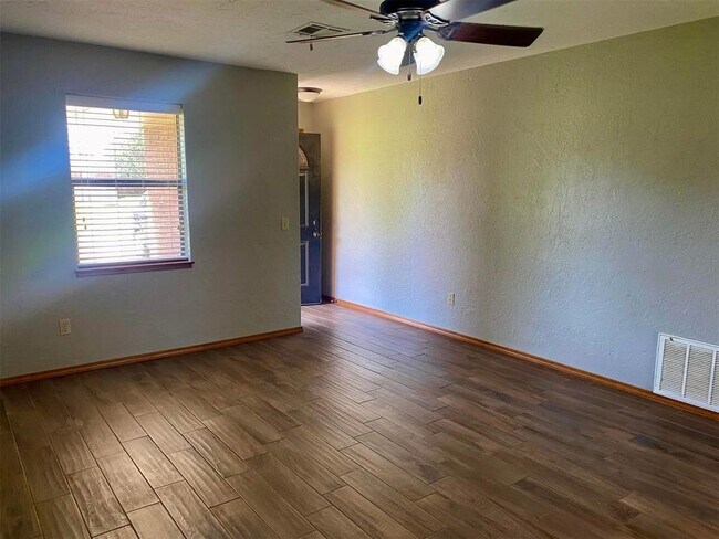 Foto del edificio - 137 Elmwood Ave