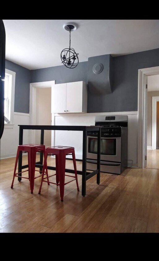 Kitchen includes all utilities, island and benches - 345 Fargo Ave LOWER