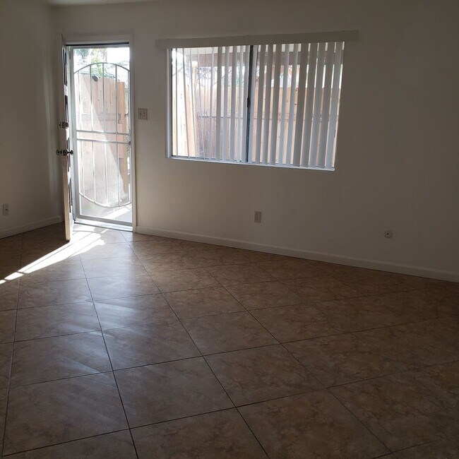 Foto del edificio - 1096p-092.1-RB-4124 Parker Ave.