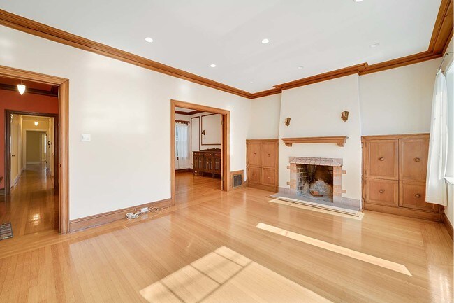 Building Photo - Gleaming Central Richmond Flat