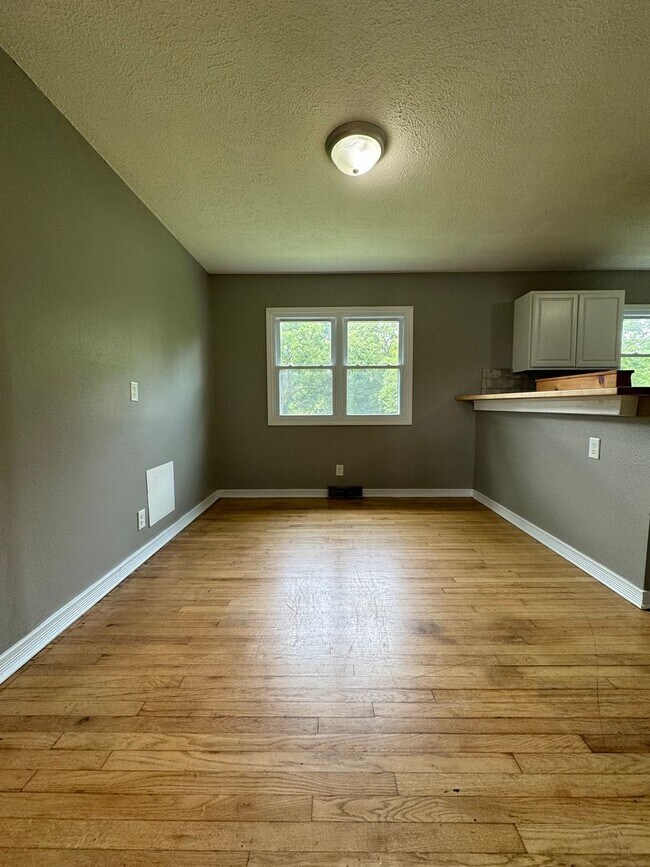 Foto del edificio - Big Beautiful 4 bedroom 2 full bath home 2...