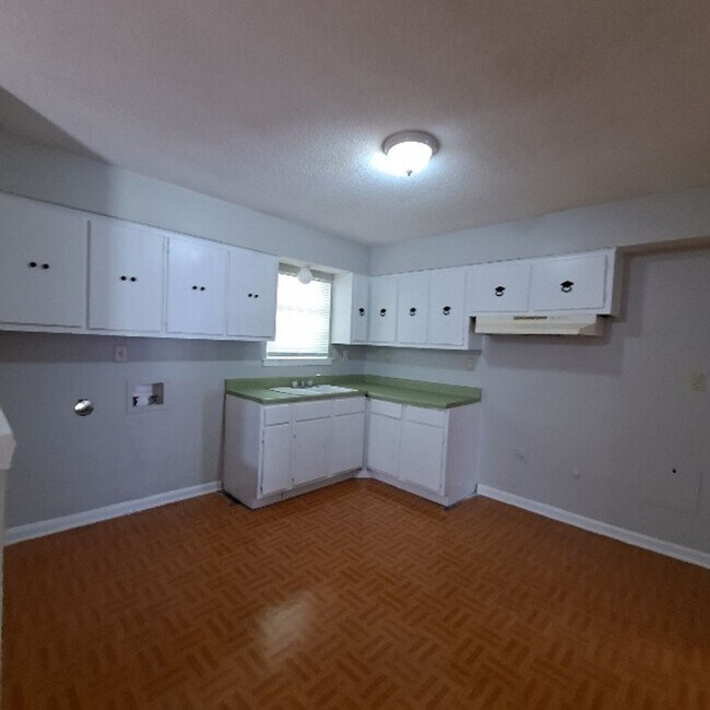 Building Photo - 3286 Sandy Springs Dr