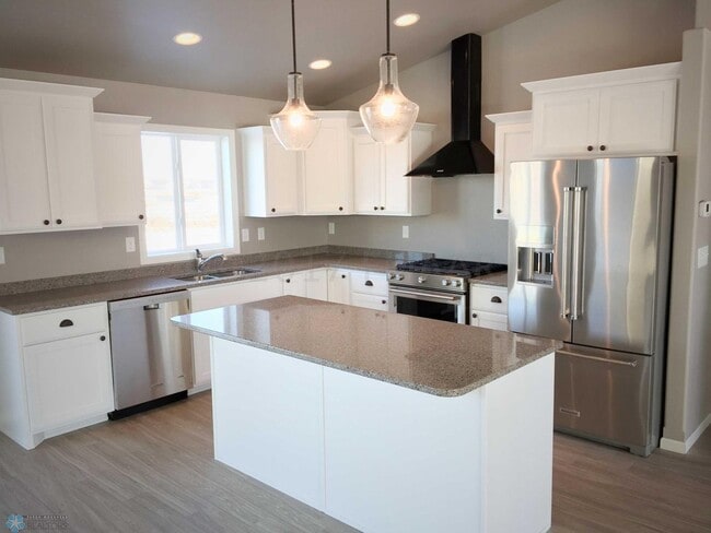 Building Photo - Spacious & Modern 4 Bed 3 Bath Home in Far...