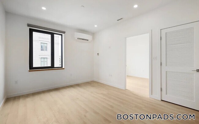 Building Photo - 87 Oxford St