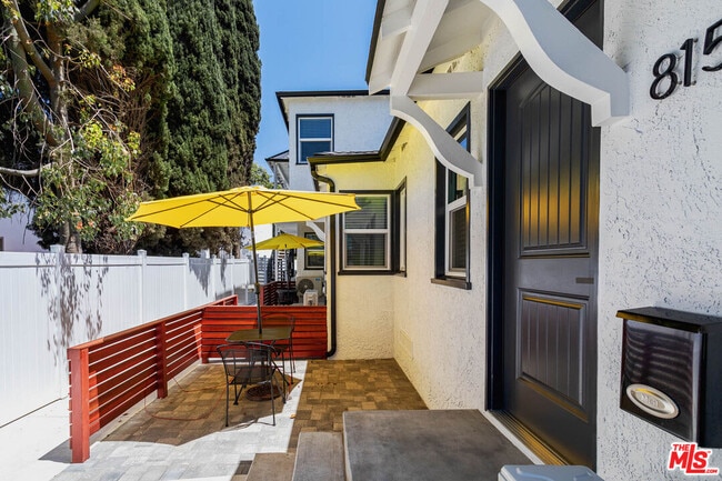 Building Photo - 815 W Glenoaks Blvd