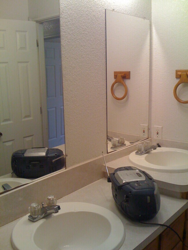 Foto del edificio - 111 E 3rd St