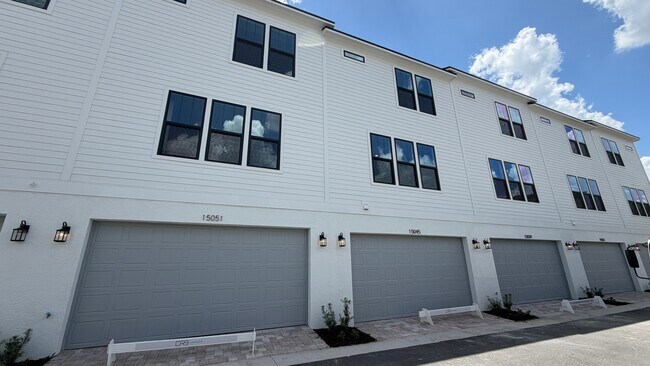 Foto del edificio - 15045 Groveside Rd