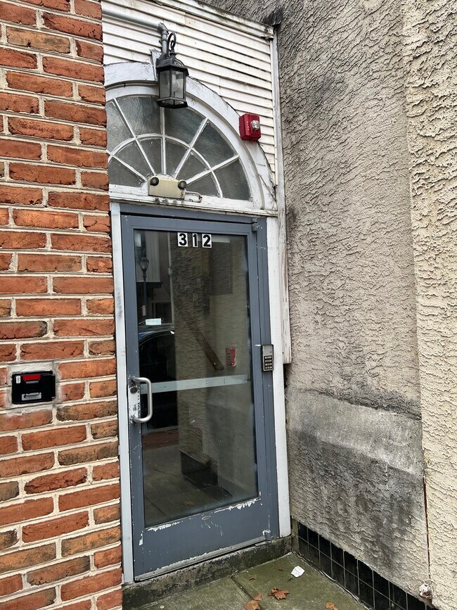 Foto del edificio - 310 W Main St