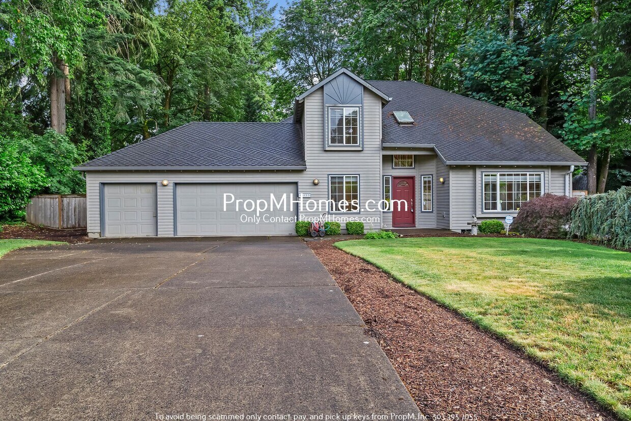 Primary Photo - Spacious Four Bedroom Oasis in Lake Grove!
