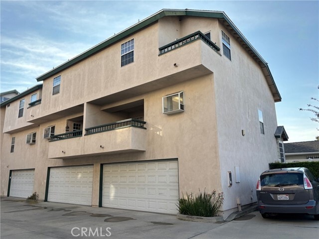 Building Photo - 10637 Walnut St