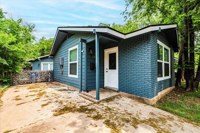 Building Photo - 1900 Forest Hill Dr