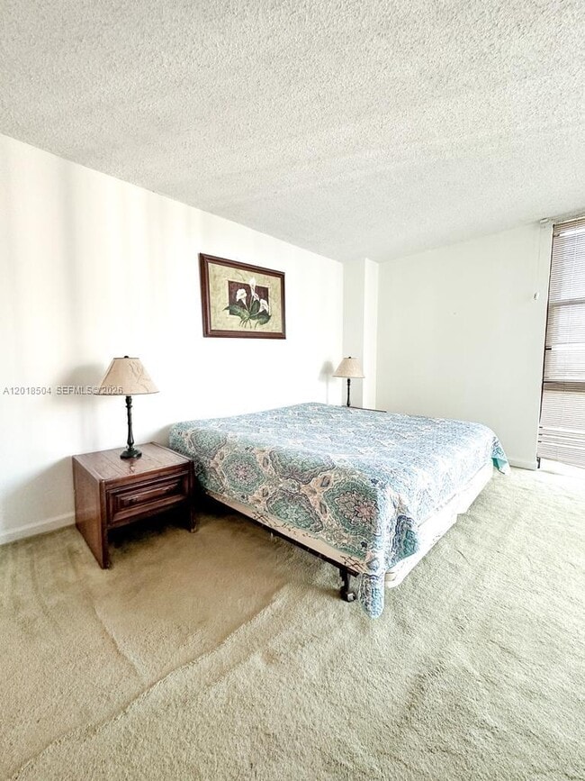 Foto del edificio - 20335 W Country Club Dr