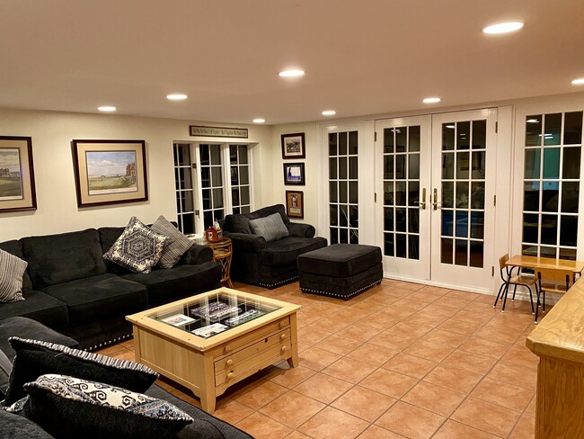 Building Photo - 17 Millford Dr